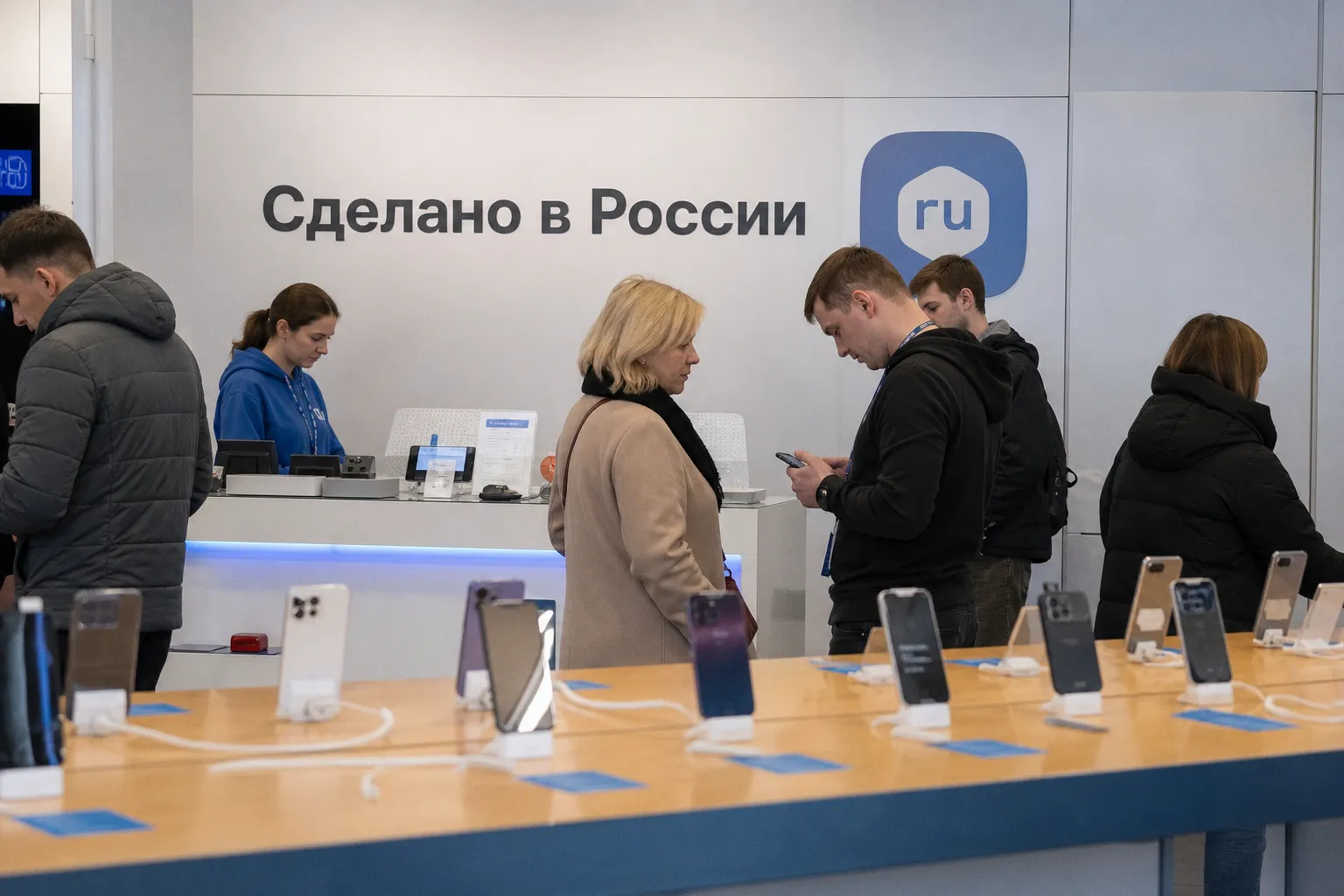 Почему в мире разрешили сторонние магазины для iPhone, а в России RuStore до сих пор недоступен